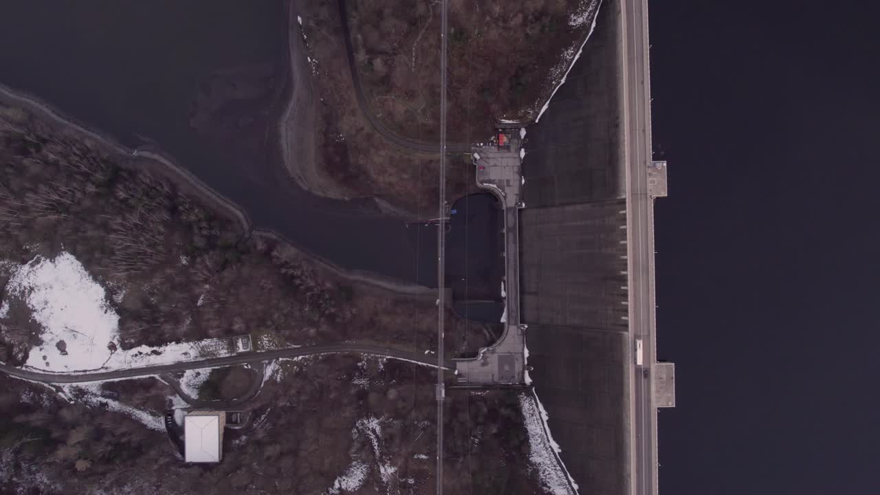 presa de rappbode y puente titan rt en el río bode en harz, alemania
