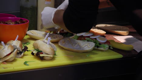 catering haciendo sándwiches