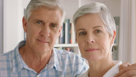 amor, biblioteca y retrato de una pareja de ancianos