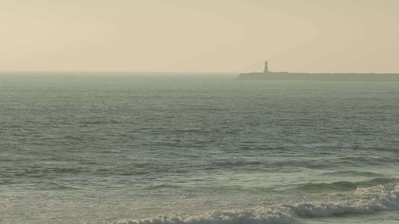 포르투갈 피게이라 다 포즈의 안개 낀 아침에 케이프 몬데고 등대의 먼 전망