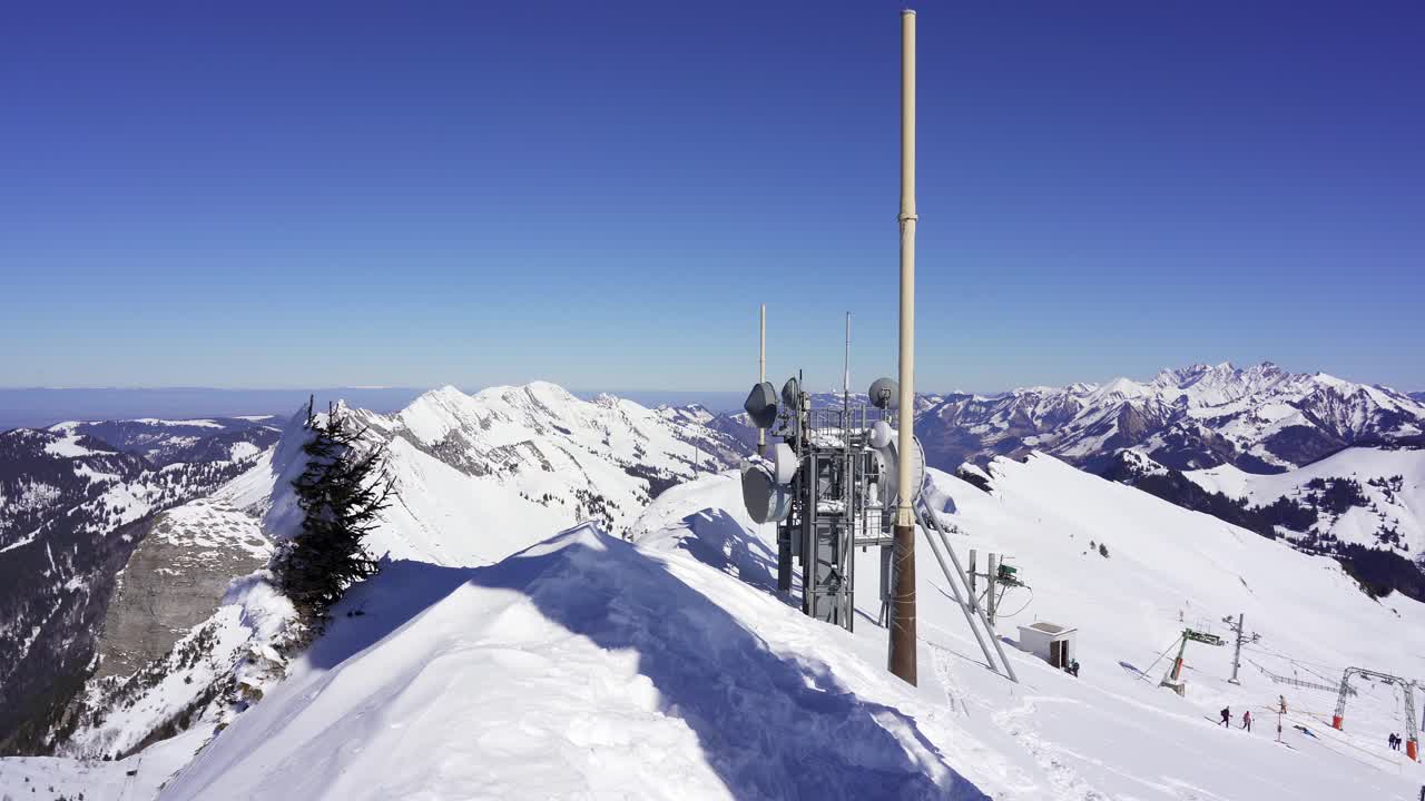 equipos de comunicación y mástiles de telecomunicaciones y antena en la cumbre de la montaña cubierta de nieve de rochers de naye cerca de montreux suiza