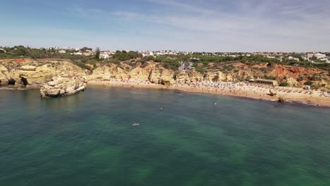 vista aérea de unas vacaciones en la playa de una isla tropical