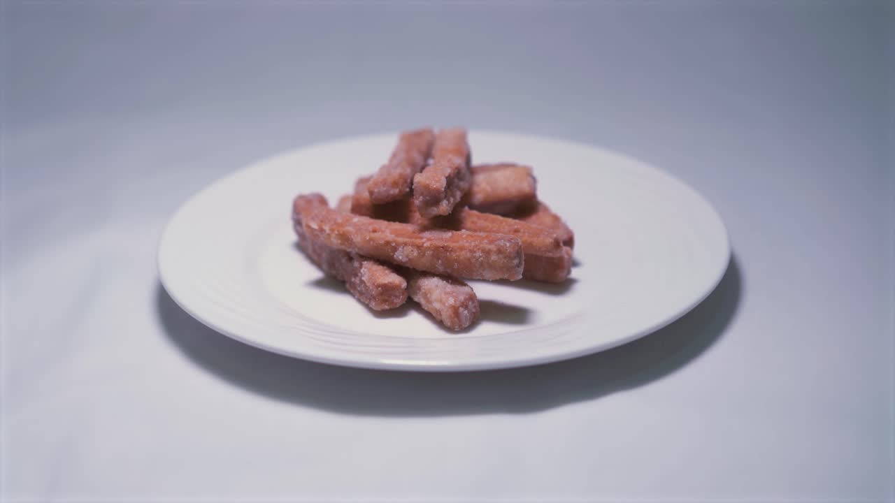 Kurma (Mithai) su un piatto