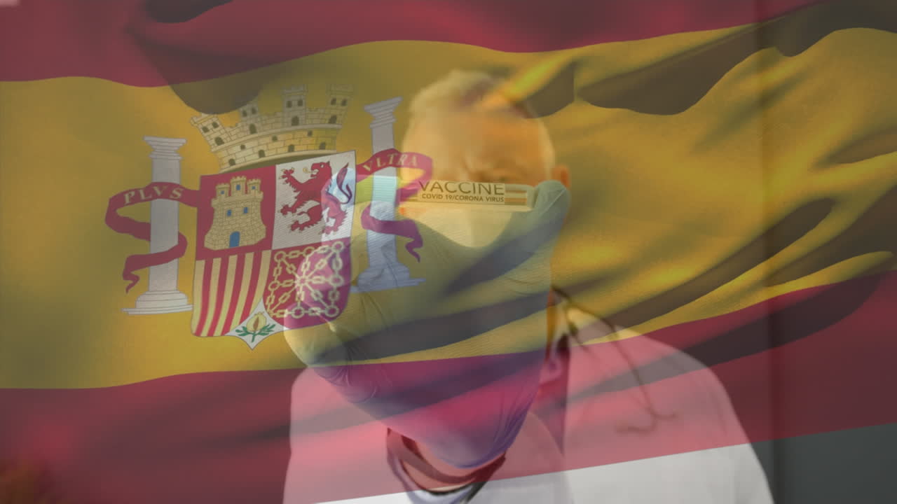 animación de la bandera de españa ondeando sobre el médico con máscara facial y con la vacuna en la mano