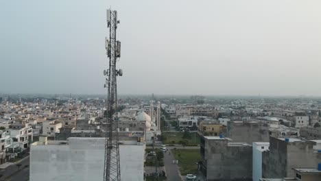 vista aérea de las torres de la red móvil en pakistán