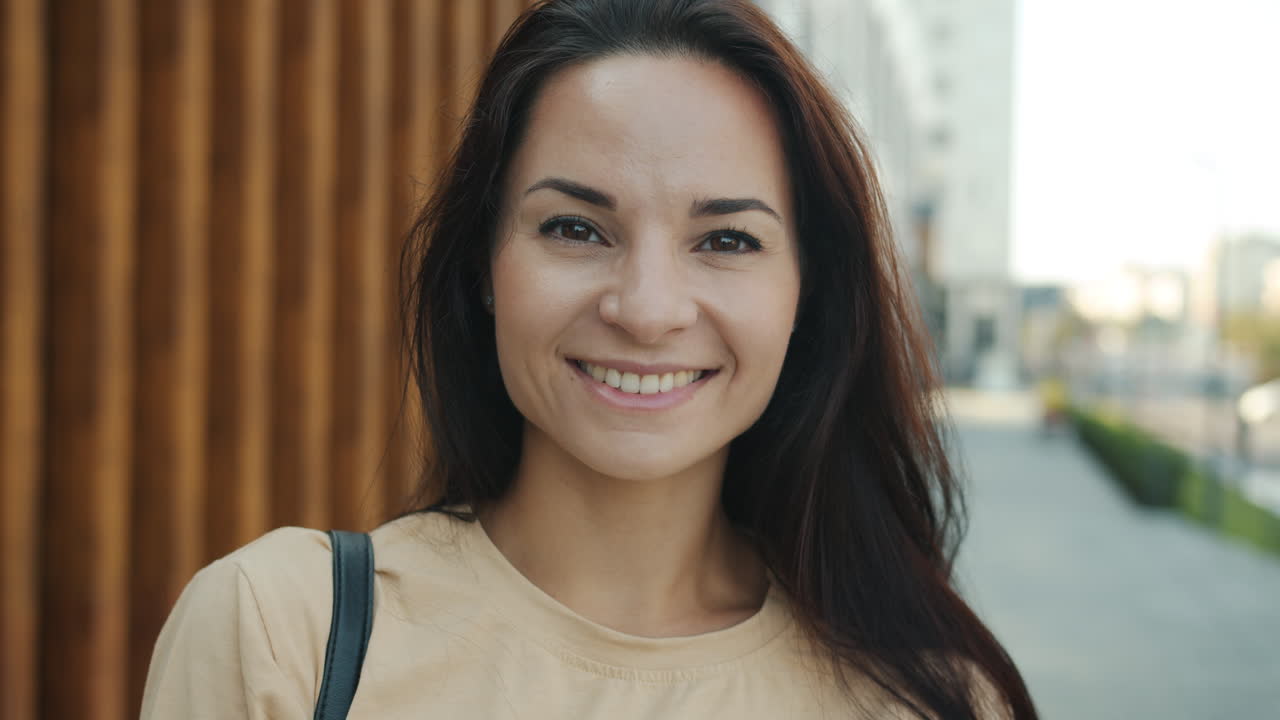 mujer sonriente en la ciudad