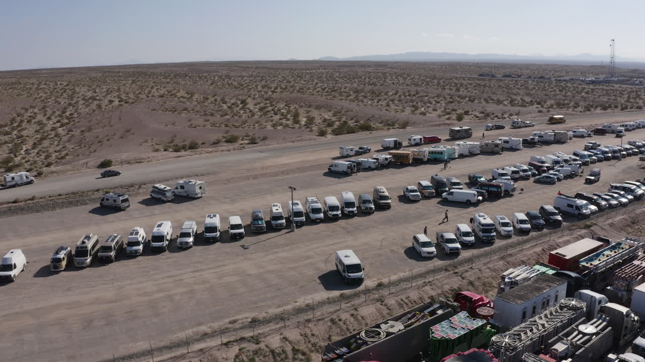 vista aérea de camiones estacionados en un desierto de arizona