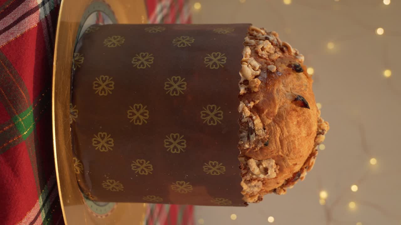 panettone italiano tradicional navideño, pan festivo dulce. vertical