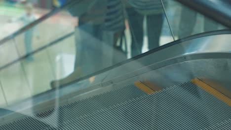 la gente en el supermercado está subiendo la escalera mecánica