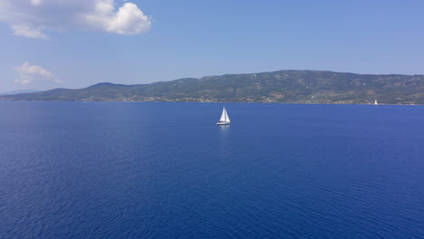 Luftaufnahme:-Ein-Segelschiff-Segelt-Auf-Dem-Offenen-Blauen-Meer