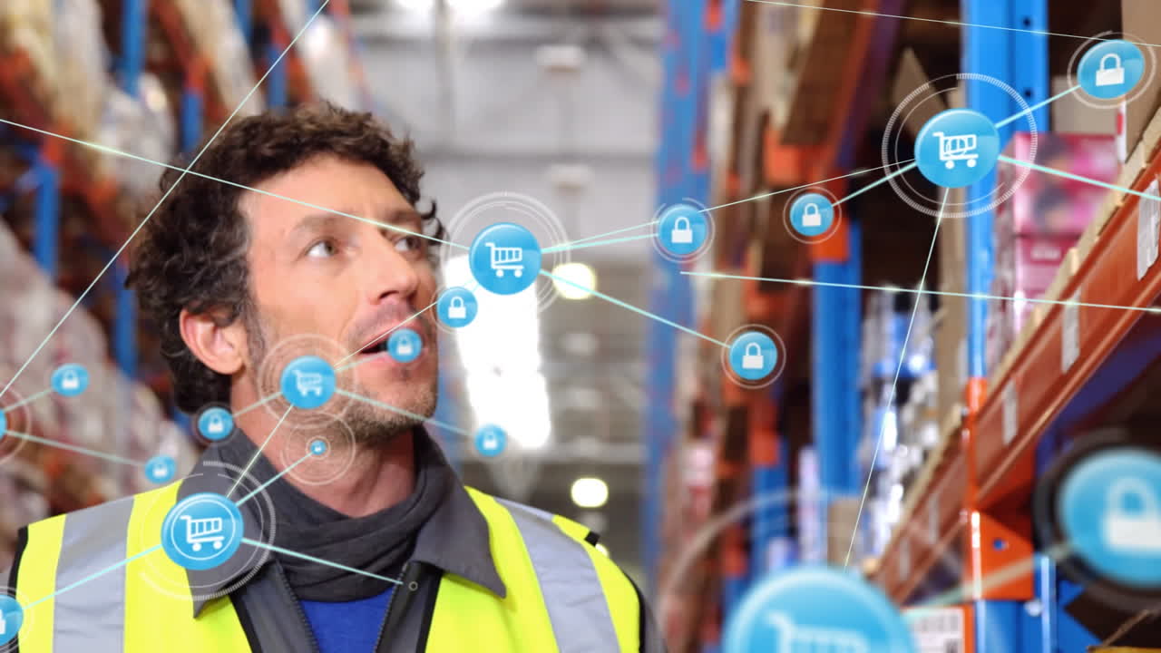 animación de una red de iconos digitales sobre un trabajador caucásico que comprueba el stock en un almacén