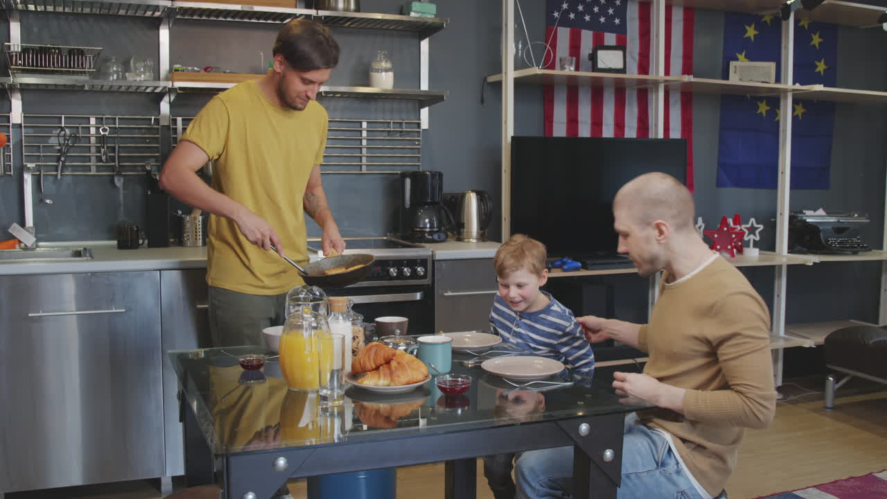 Coppia con bambino seduti a fare colazione