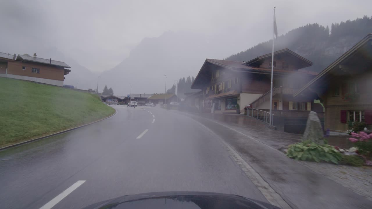 쏟아지는 비 속에서 스위스 알프스의 인터라켄에서 그린델발트까지 운전