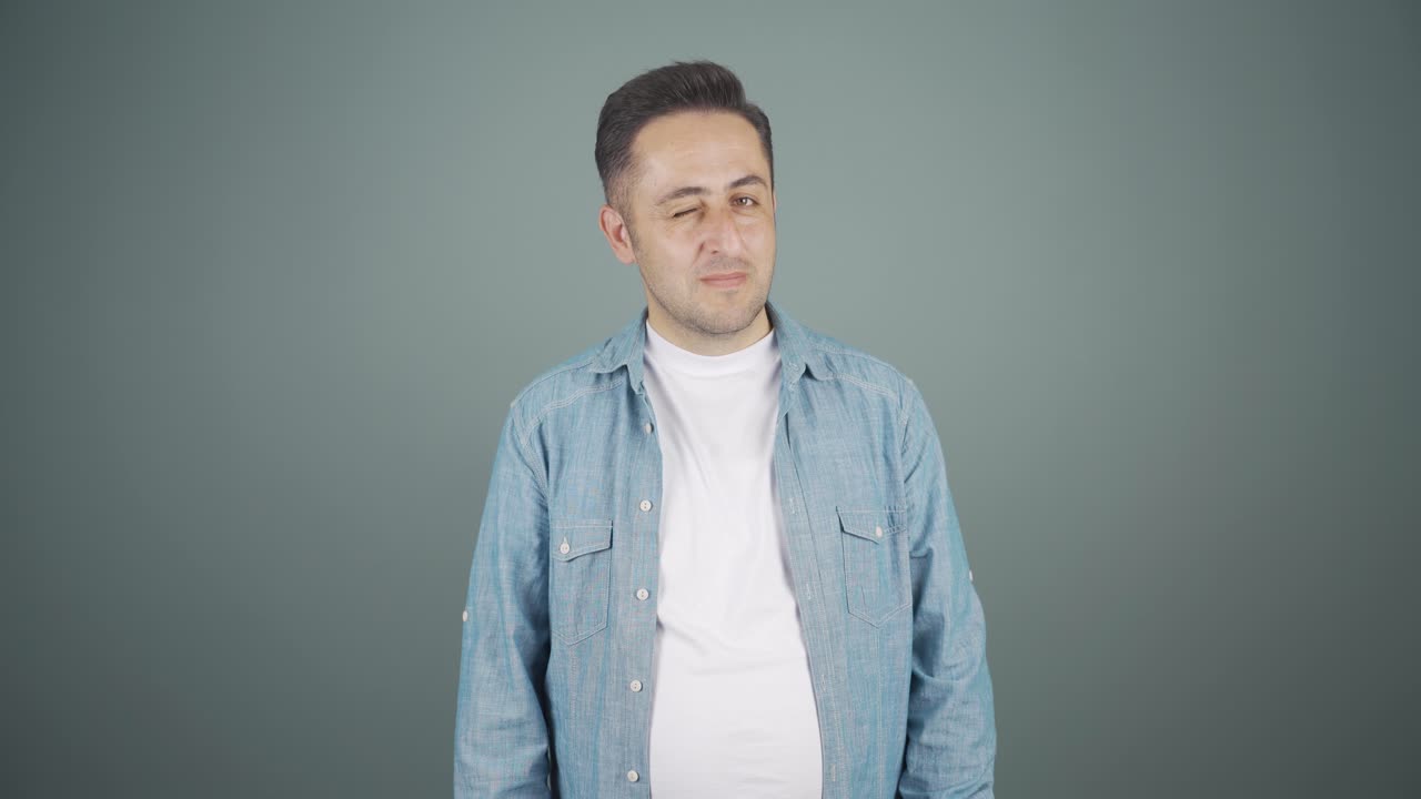 카메라를 향해 눈을  ⁇ 박이는 남자