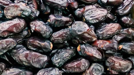 frutas de dátiles o palma de dátiles. montón de frutos de dátiles en una supermercado movimiento de deslizamiento suave. frutas frescas y saludables.