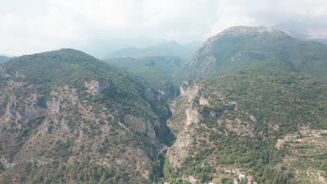 cordillera de mystras con un enorme desfiladero en el medio, grecia