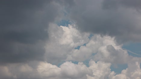 隨著時間的推移,堆積雲覆蓋了整個藍天