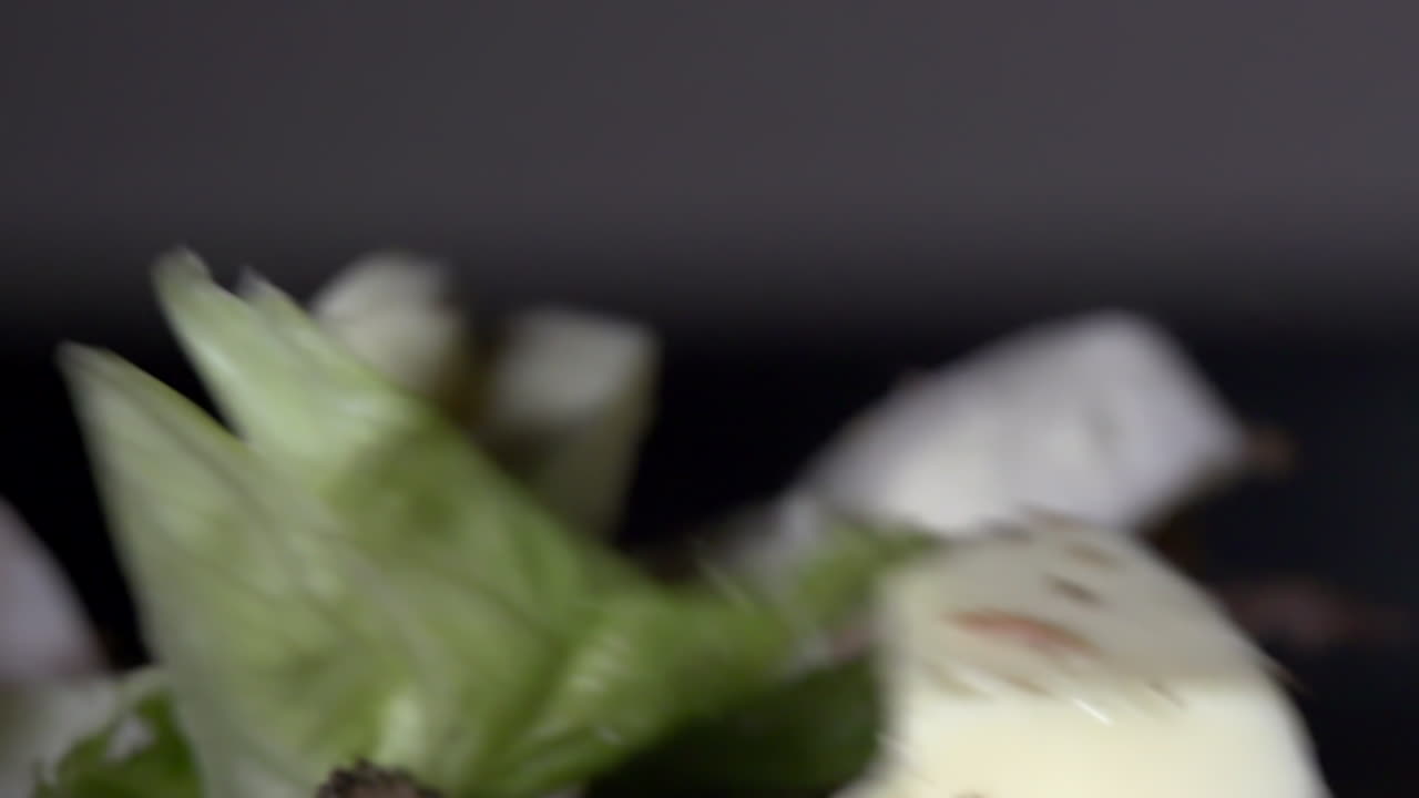 oscuridad tirando comida