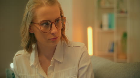 close-up van het gezicht van de vrouw tijdens een bijeenkomst thuis