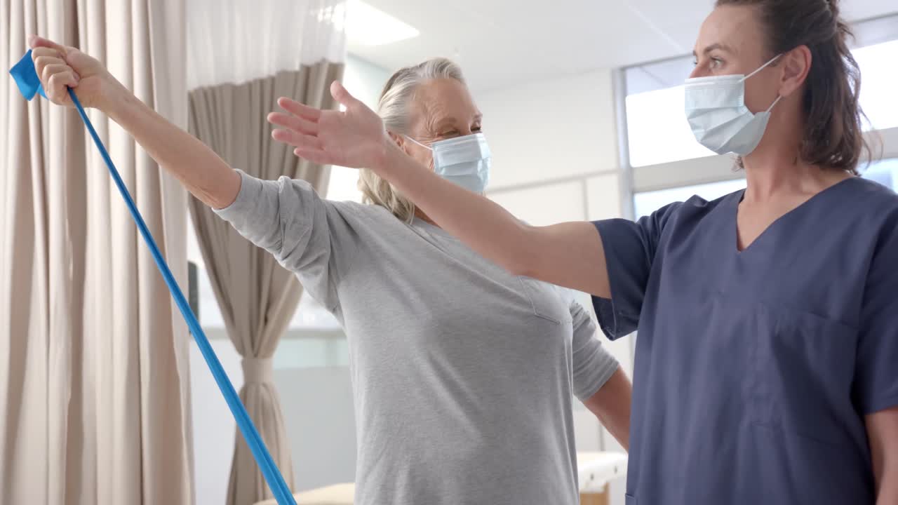 백인 여성 물리치료사와 의족을 가진 여성 노인 환자 운동