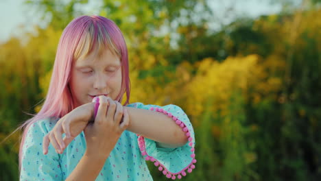 Cooles-Mädchen-Mit-Rosa-Haaren-Spricht-Durch-Ein-Intelligentes-Kindersicherungskonzept