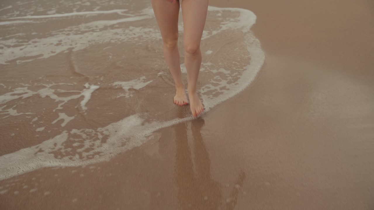 joven atractiva en traje de baño en la playa