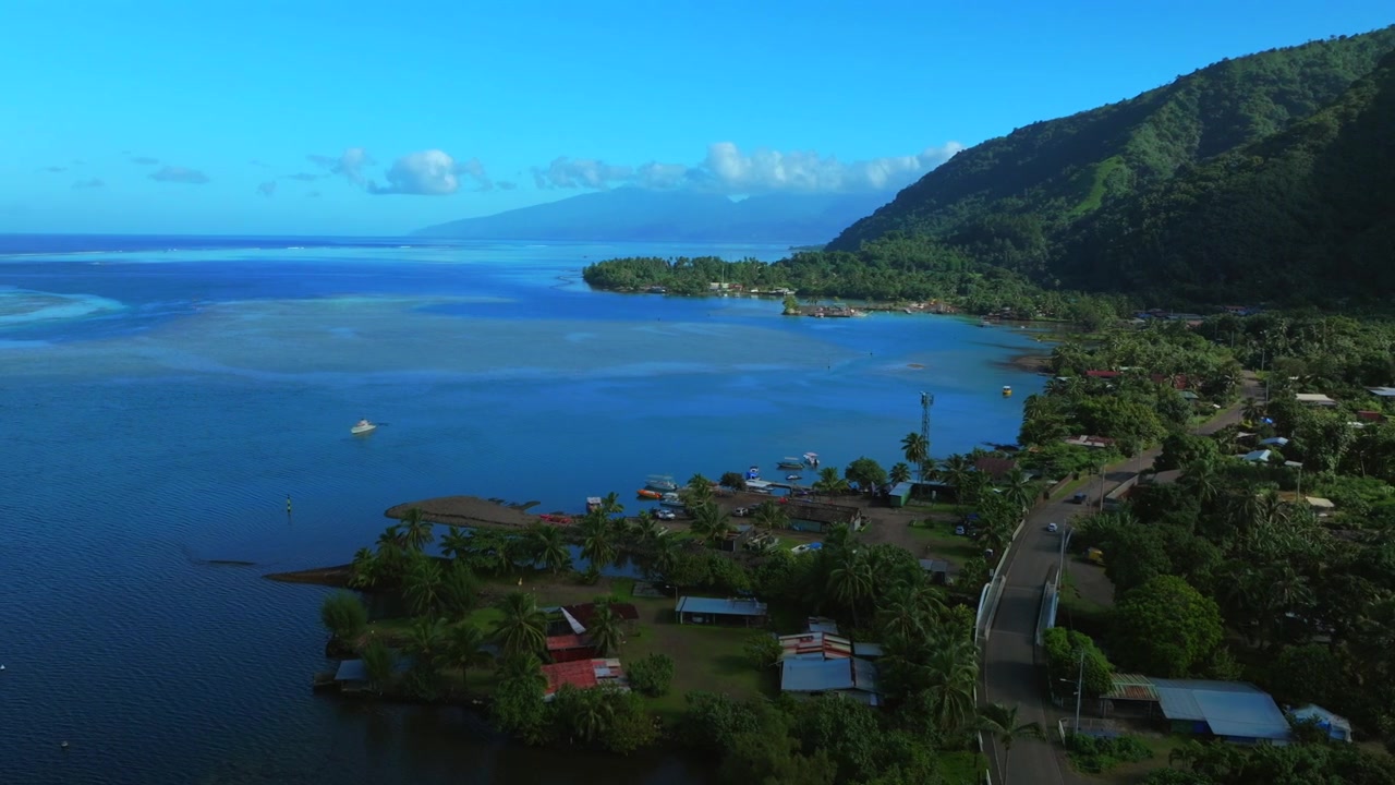 Costa con onde della città surfistica di Teahupo'o, laguna di Tahiti al mattino presto, vista aerea con drone del porto, Polinesia Francese, barriera corallina vibrante di Passe Havea, paesaggio insulare dell'Oceano Pacifico meridionale, soleggiato Vaira'o cerchio a sinistra.