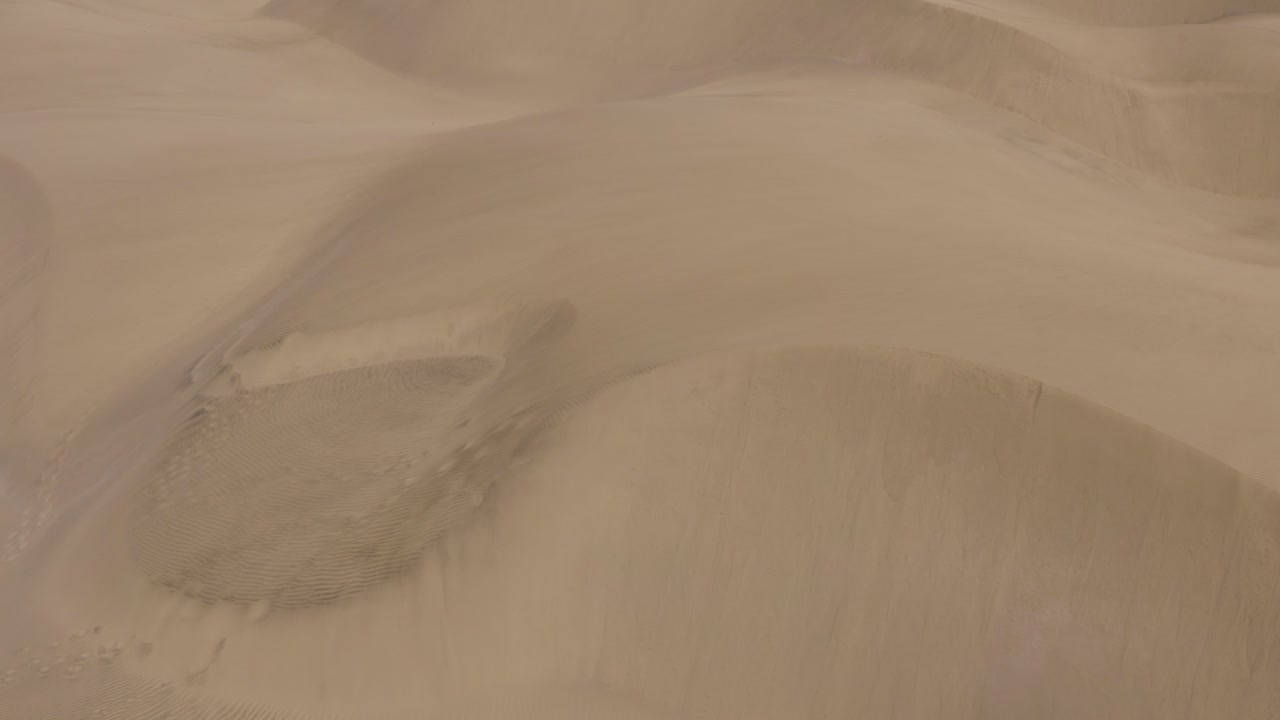 바람 부는 모래와 사막에서 모래 언덕의 드론 샷