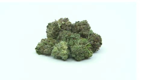 Cannabis-Nuggets-Rotieren,-Isoliert-Auf-Weißem-Hintergrund