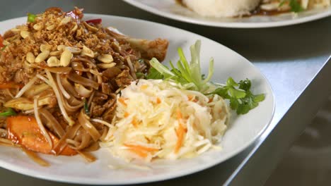 vapor que se eleva desde el pad thai recién hecho - auténtico