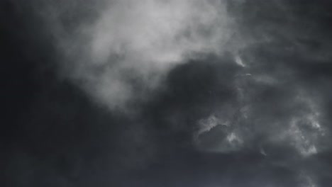 vista 4k de tormenta con relámpagos nubes oscuras