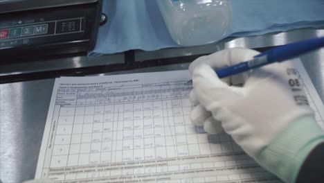 entrada de datos y pesaje en un entorno de laboratorio