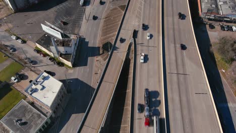 Vista-De-Pájaro-De-Los-Autos-En-La-Autopista-I-10-Cerca-Del-Centro-De-Houston