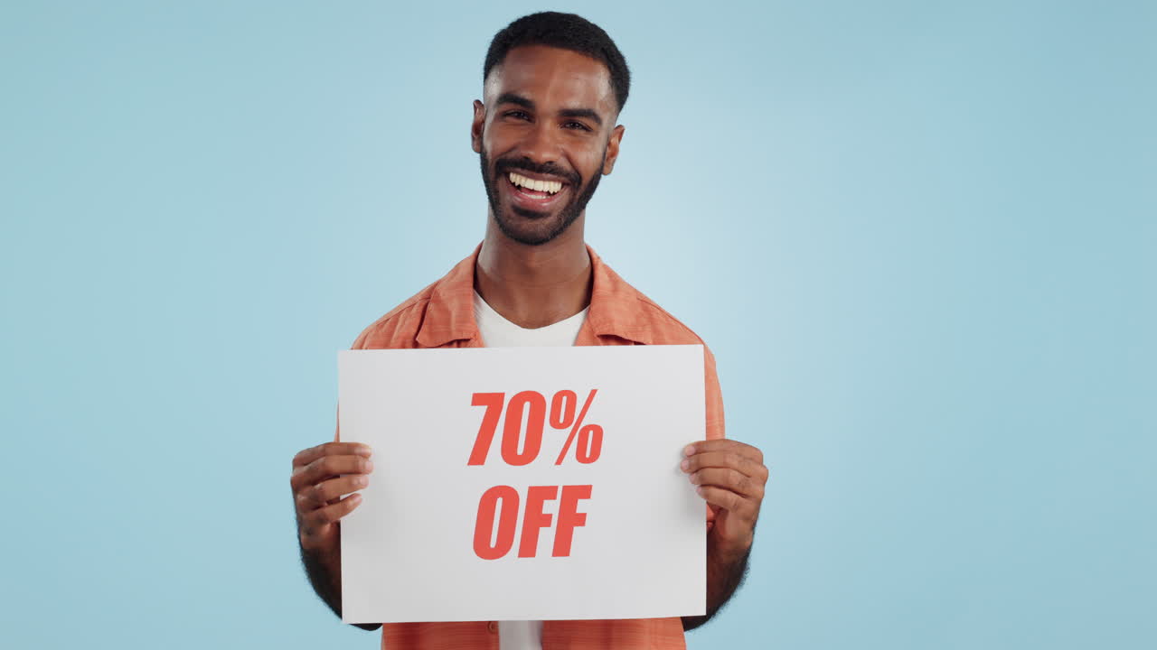 Sconto, cartello e promozione, uomo e ritratto