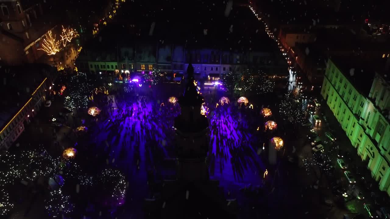 silhouette des rathauses von kaunas und leuchtender weihnachtsbaum, luftbild