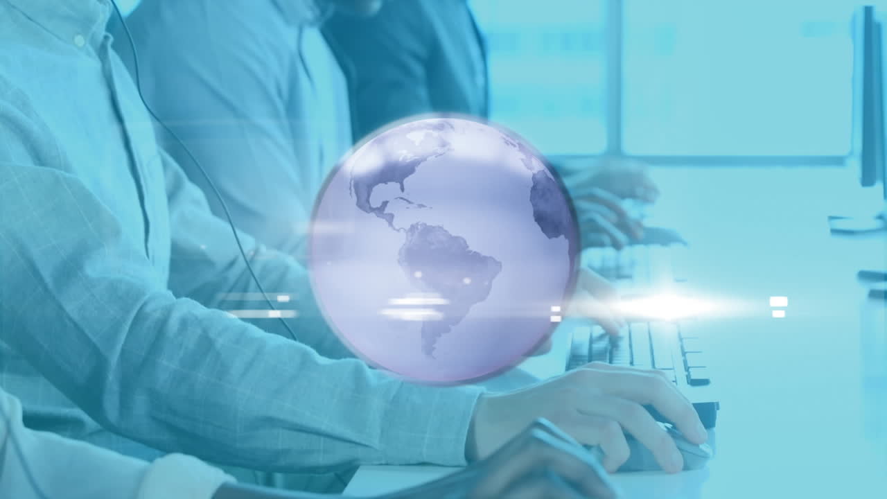 사무실에서 일하는 전화 헤드을 착용한 고객 서비스 임원 팀에 대한 회전 지구