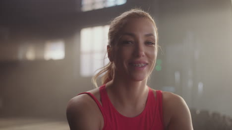 mujer feliz en el gimnasio