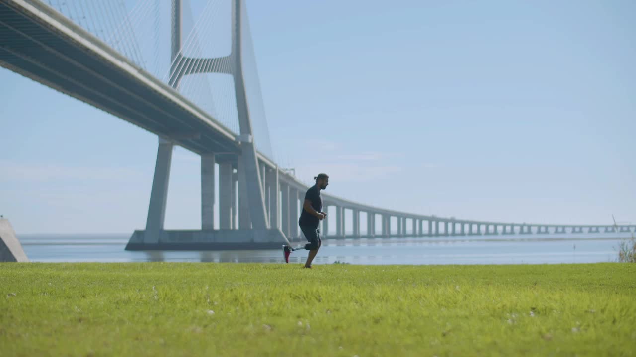 공원에서 조 ⁇ 하는 인공 다리를 가진 남자의 느린 촬영입니다.