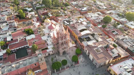 Aerial-view-of-downtown-san-miguel-de-allende,-cinematic-4k