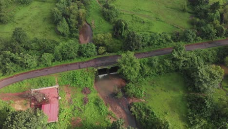 Puente-De-Carretera-De-Pueblo-Pequeño-Sobre-Drone-De-Río