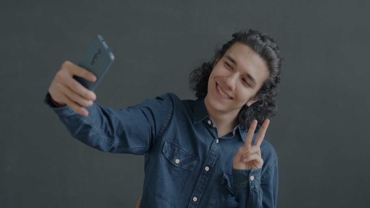 Adolescente che si fa un selfie