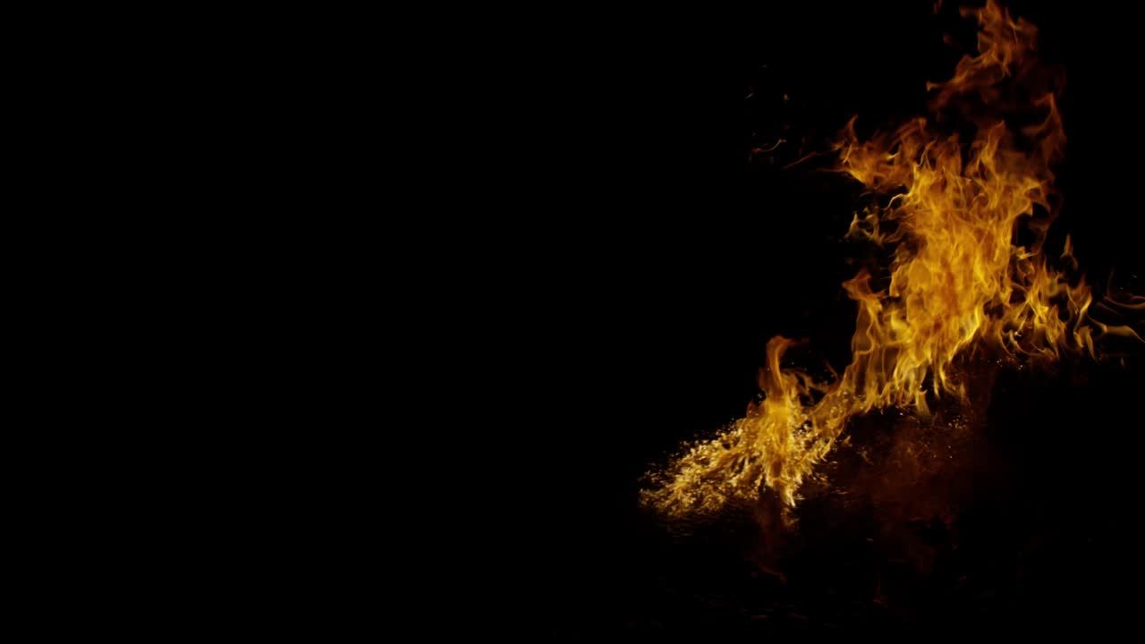 imágenes de video de efectos especiales quemando por encima de la superficie del agua