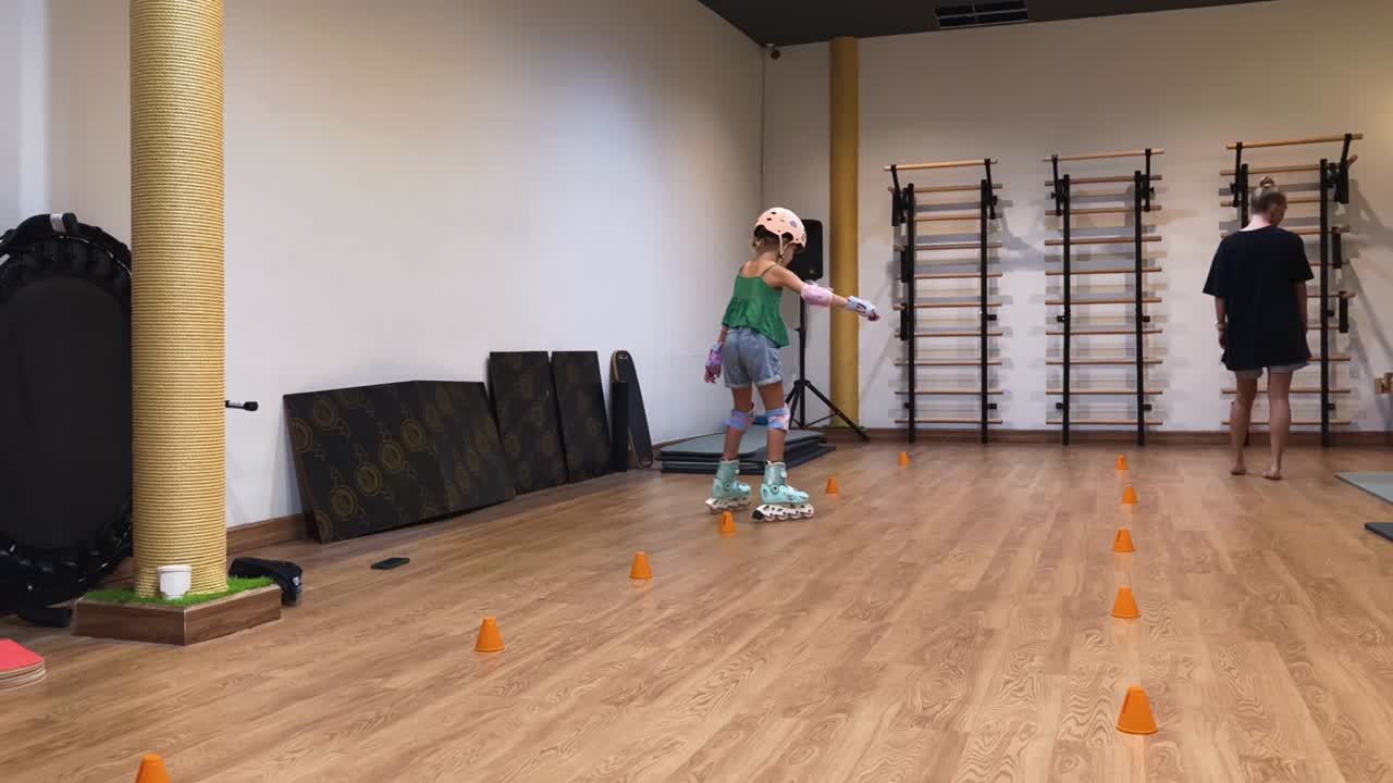 niños aprendiendo a patinar en un gimnasio