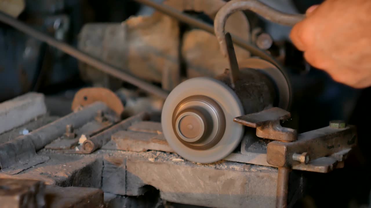 старик, оттачивающий ковчег. работа на отточивающей машине.