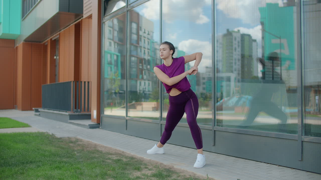 mujer estirándose al aire libre