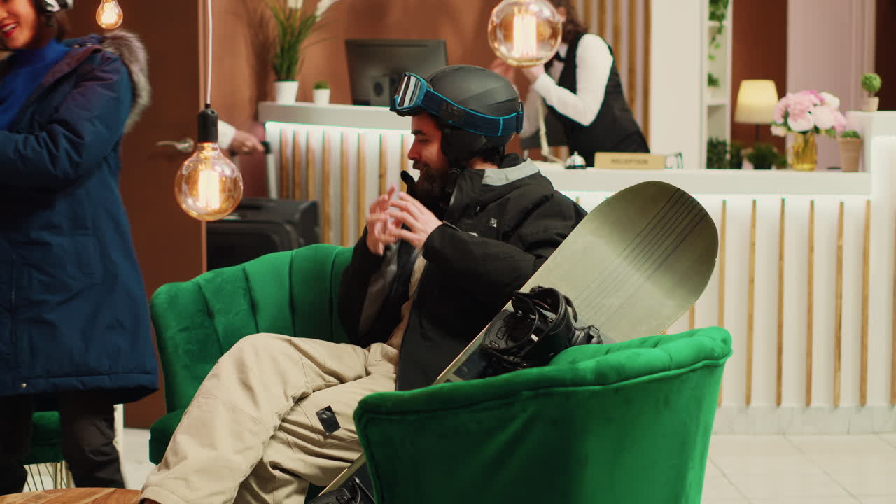 소파에 슬라이딩 기어를 들고 있는 젊은 부부