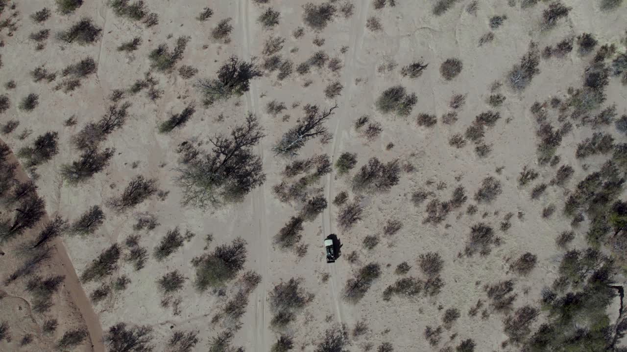coche todoterreno cruzando el parque nacional de etosha en namibia, áfrica