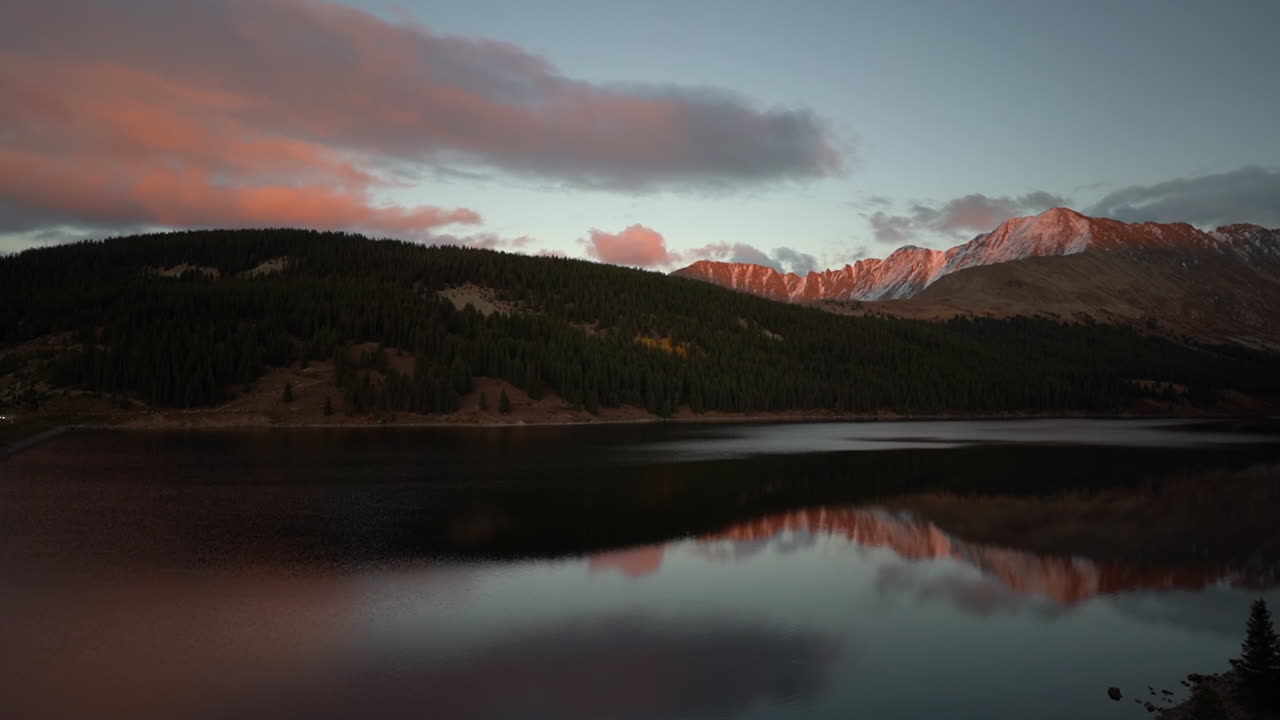 twin lakes, colorado usa efter solnedgang, himmel og bakker spejl refleksion på vand reservoir