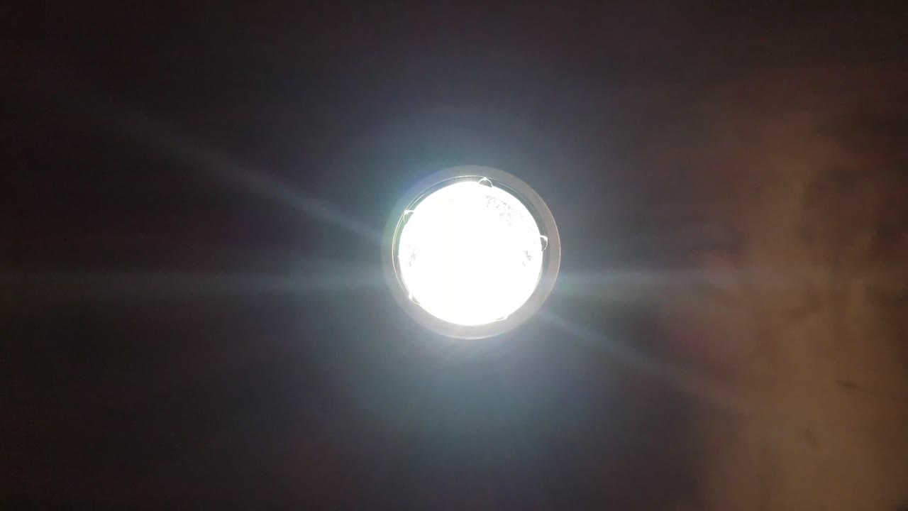 фонарик горит на столе