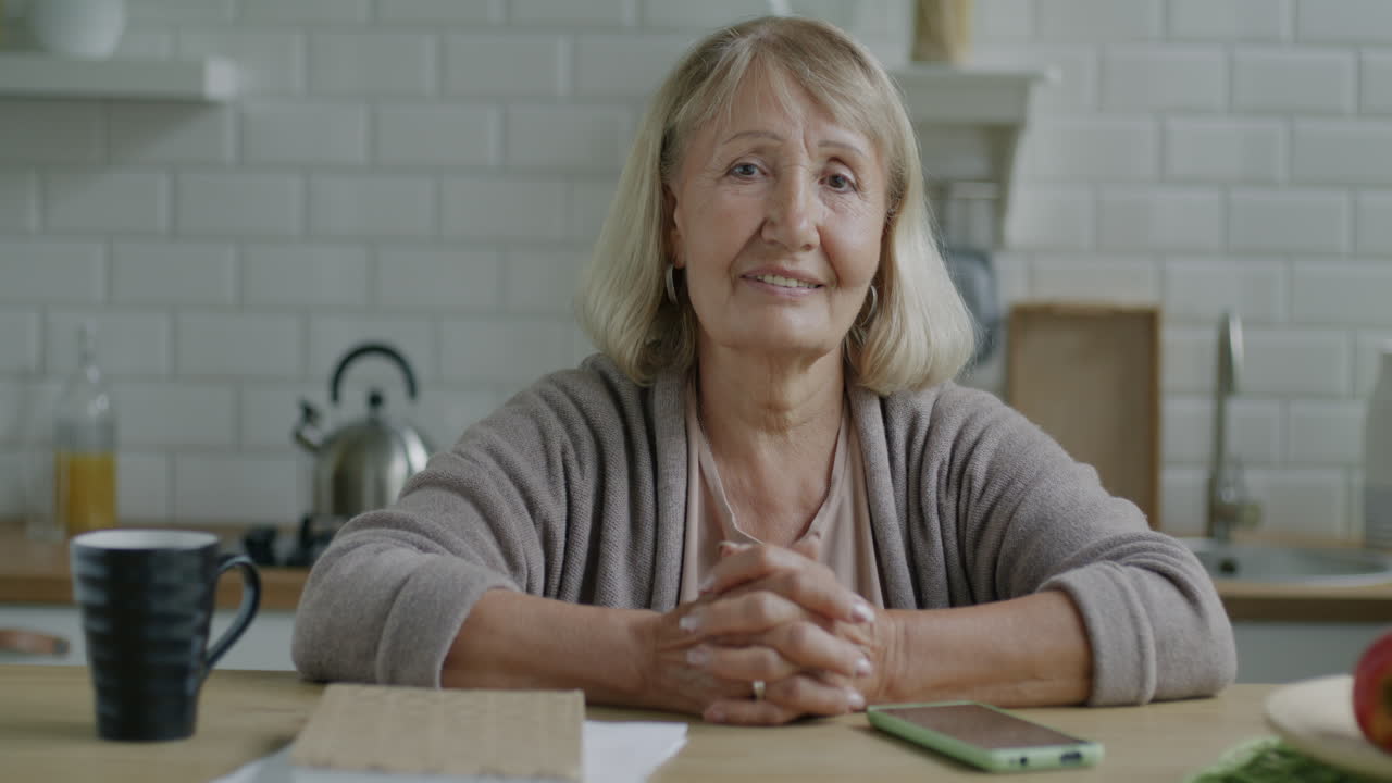 старшая женщина на кухне.